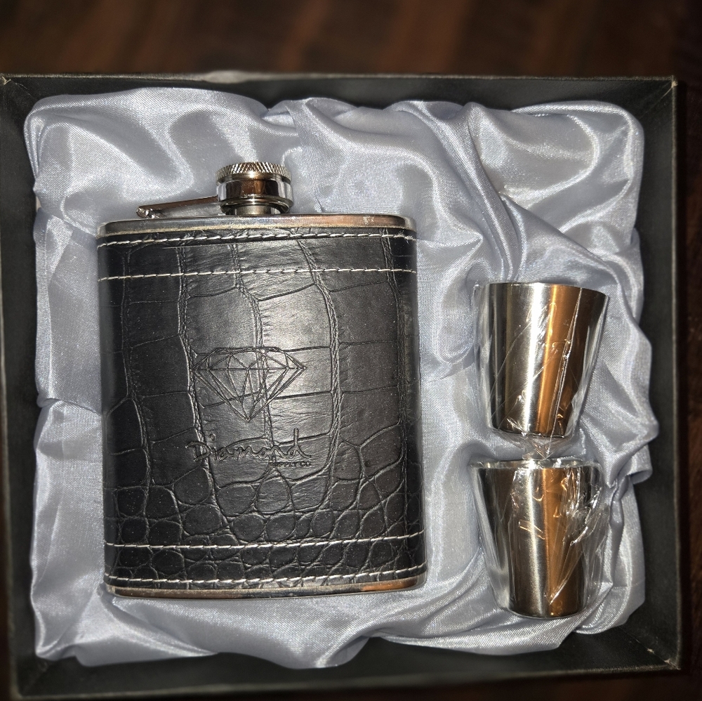 Diamond Black Crocodile Pattern Flask Set with Silver Cups